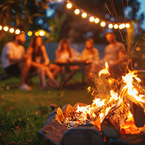Passamos a noite toda ao redor da fogueira no quintal, assando marshmallows e compartilhando histórias sob as luzes de corda quentes.