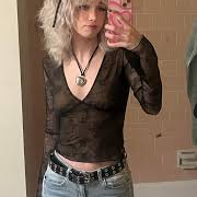 Meu OOTD para o show de rock underground de hoje à noite. Eu realmente amo a vibe ousada e sombria desta combinação de top de malha e jeans.